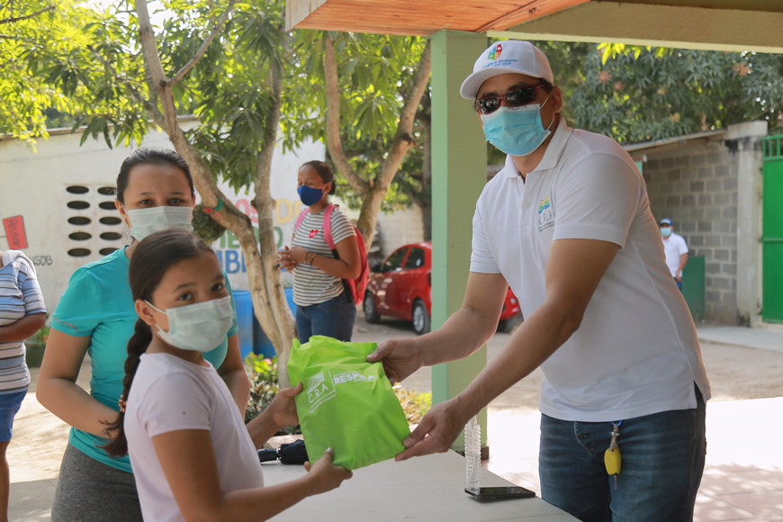Casa a casa, C.R.A entrega kits escolares a niños de Caracolí, en Malambo.