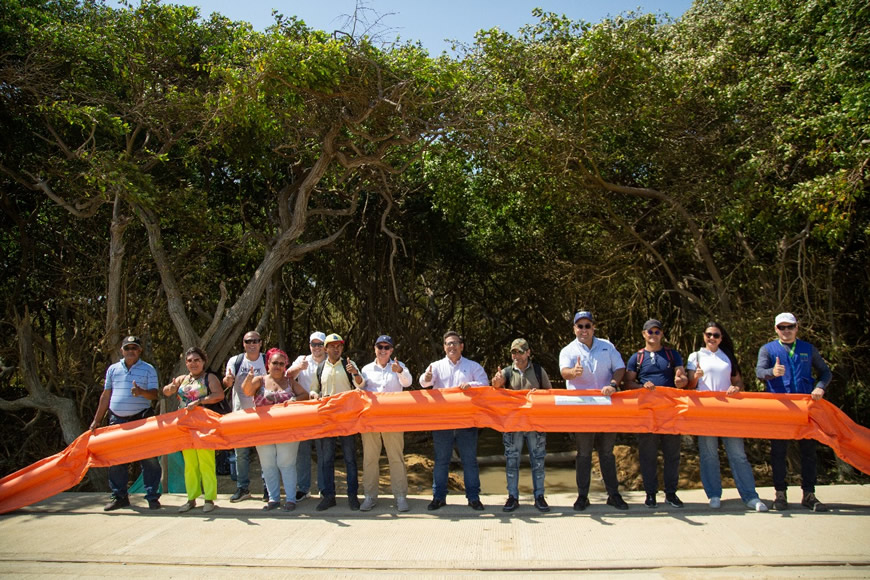 C.R.A. instaló barreras de contención de residuos para proteger la ciénaga de Mallorquín